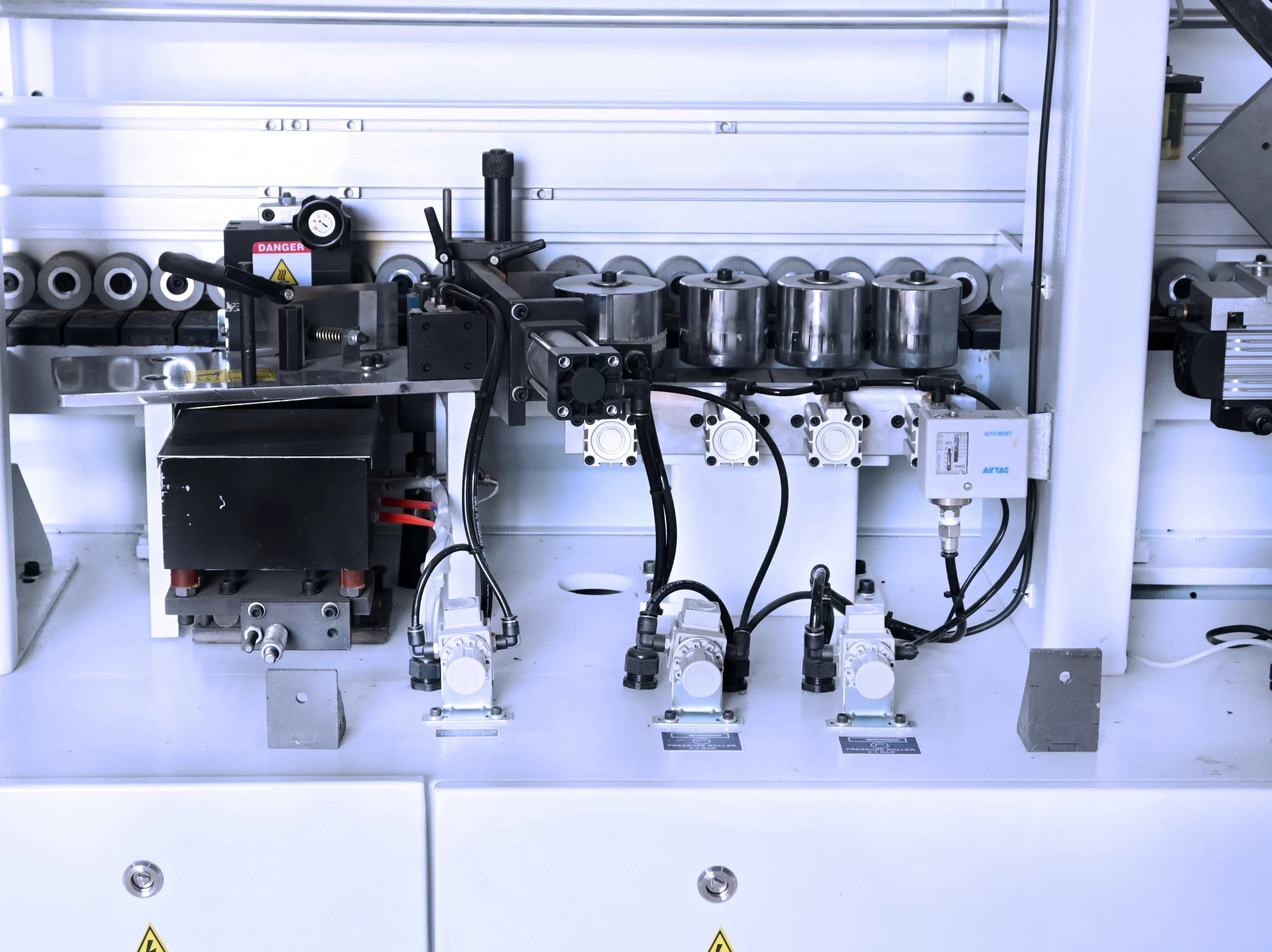Glue and pressure roller unit of umaboy edge banding machine