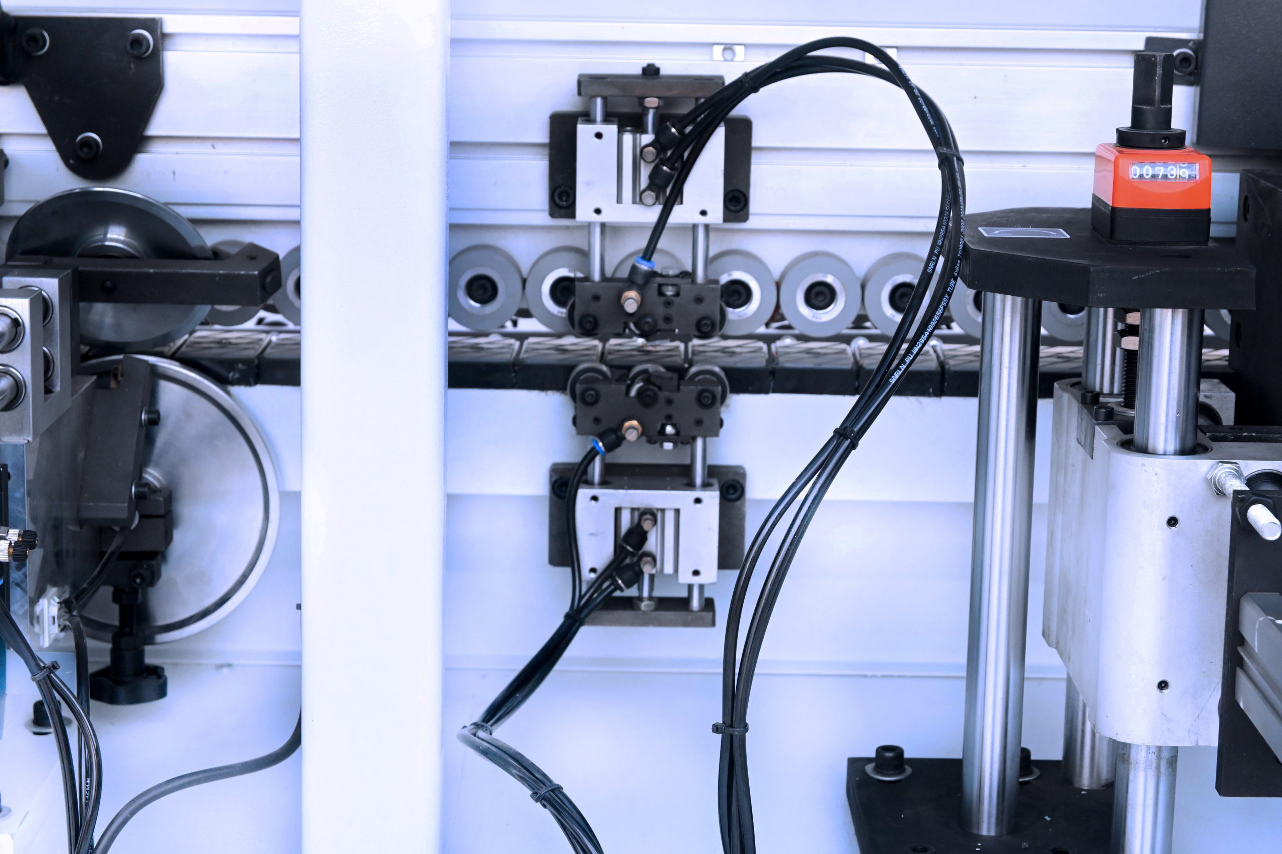 Glue scrapper unit of automatic edge bander machine