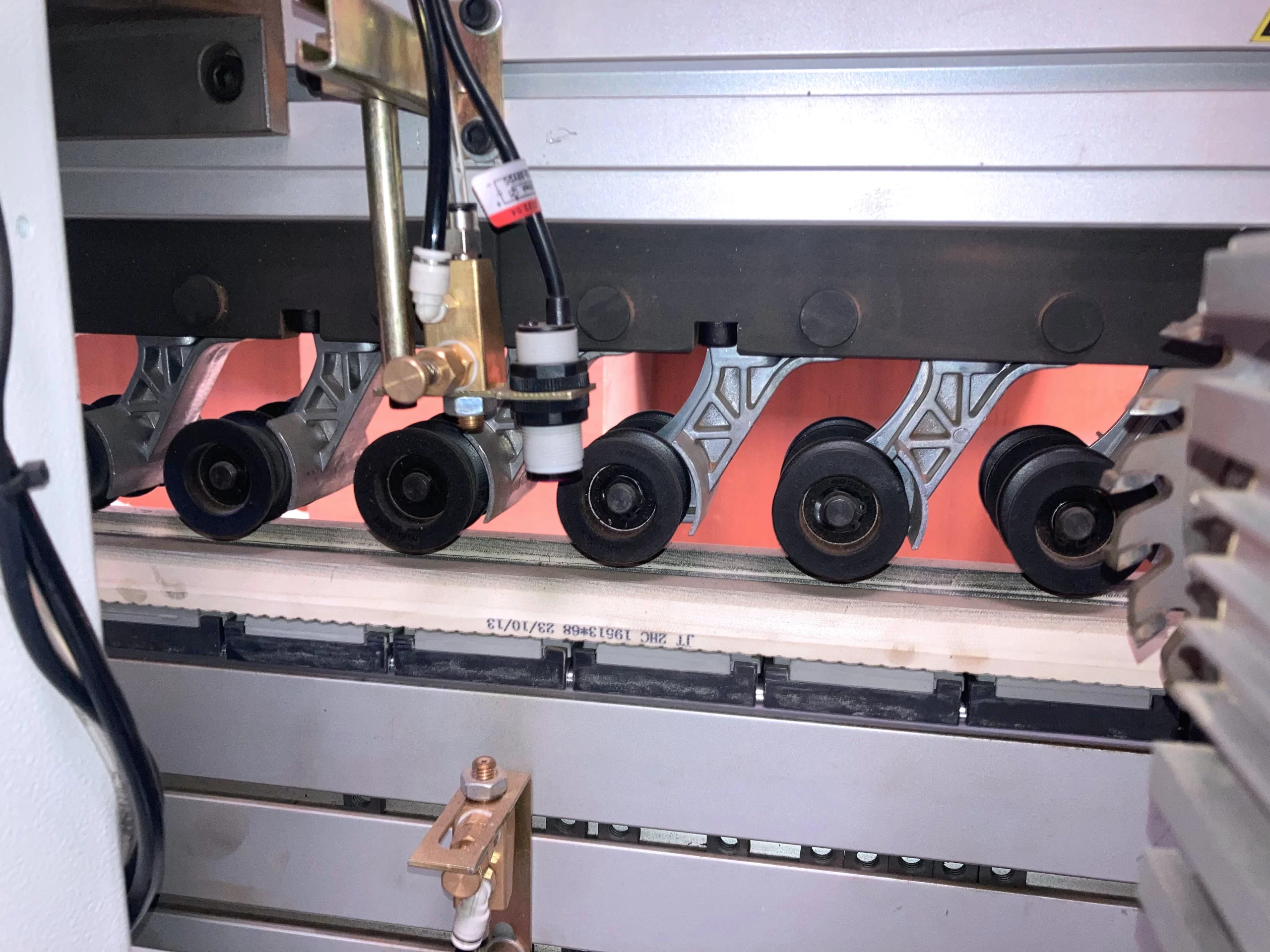 Liquid sprayer unit of edge bander machine for removing extra glue